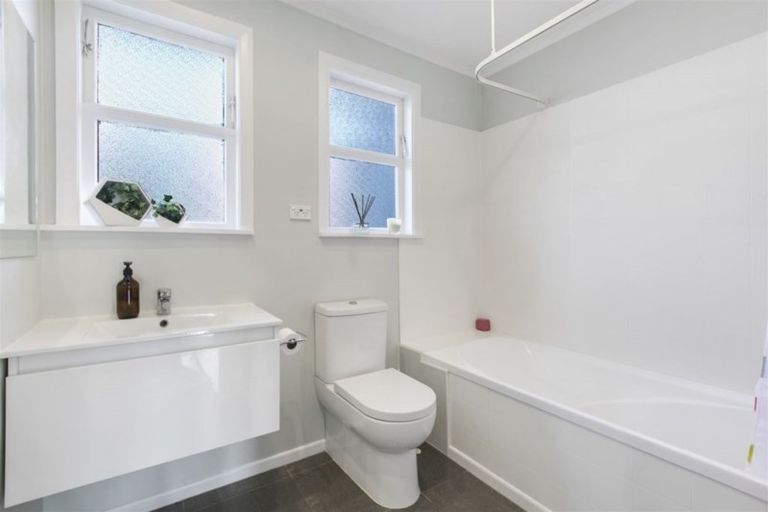 Photo of property in 1/10 Gladfield Lane, Te Atatu Peninsula, Auckland, 0610