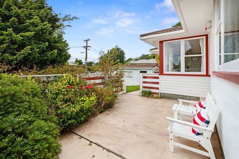 Photo of property in 40 Catherine Crescent, Paparangi, Wellington, 6037