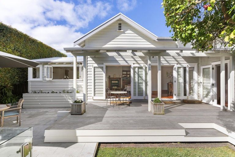 Photo of property in 42 Norwood Road, Bayswater, Auckland, 0622