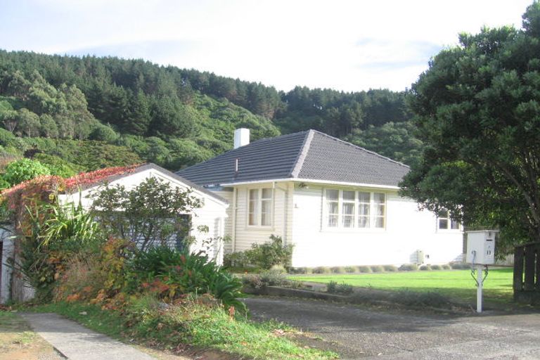 Photo of property in 13 Franklyn Road, Tawa, Wellington, 5028