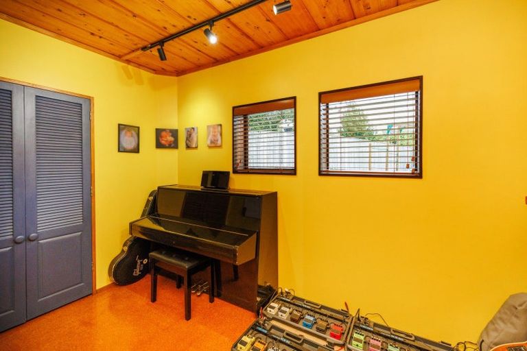 Photo of property in 11 Hillgrove Place, Fitzherbert, Palmerston North, 4410