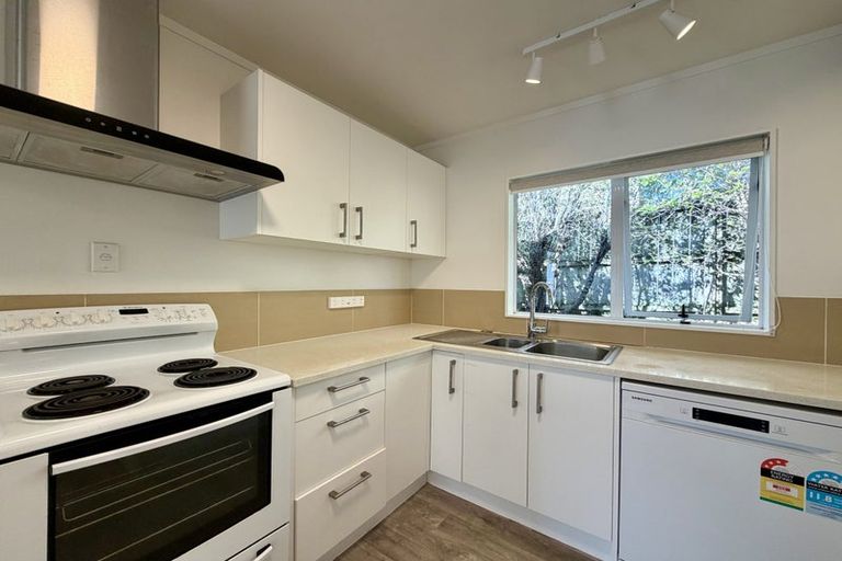 Photo of property in 2/5 Woodall Place, Totara Vale, Auckland, 0627