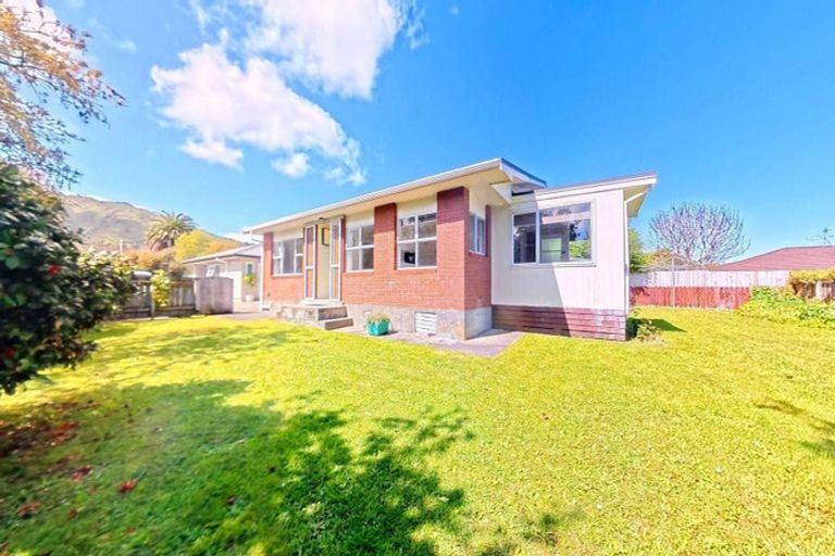 Photo of property in 8 Arthur Grove, Waikanae, 5036