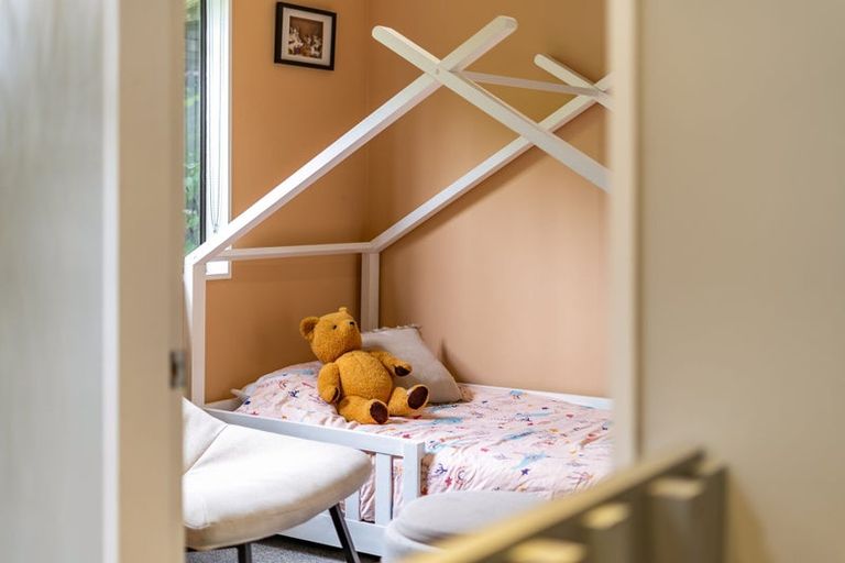 Photo of property in 33 Oak Avenue, Paremata, Porirua, 5024