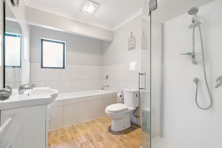 Photo of property in 121 Keri Vista Rise, Papakura, 2110