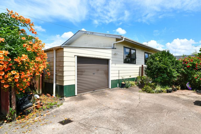 Photo of property in 1/94 Roberts Road, Te Atatu South, Auckland, 0610