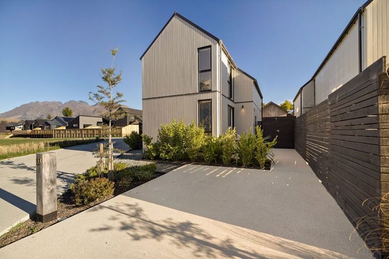 Photo of property in 33 Casterway Crescent, Jacks Point, 9371