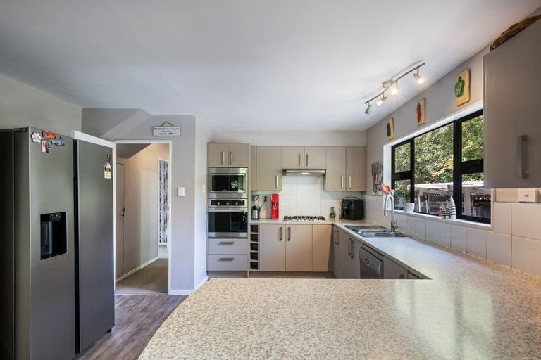 Photo of property in 70 Pinehaven Road, Pinehaven, Upper Hutt, 5019