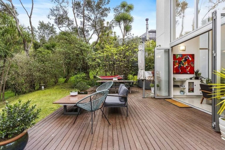 Photo of property in 11a Wernham Place, Northcote, Auckland, 0626