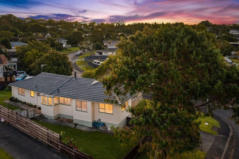 Photo of property in 16 The Grove, Titirangi, Auckland, 0604