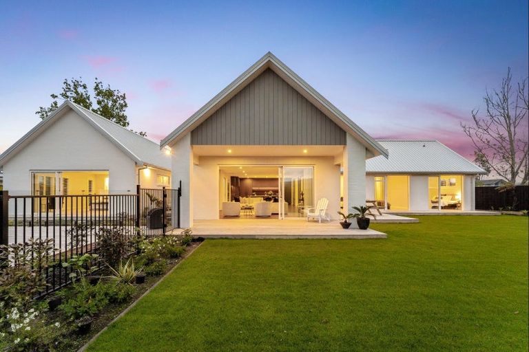 Photo of property in 32 Sandpiper Avenue, Point Wells, 0986