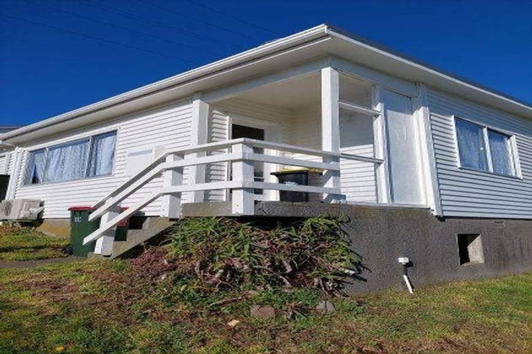 Photo of property in 7a Chetwode Grove, Newlands, Wellington, 6037