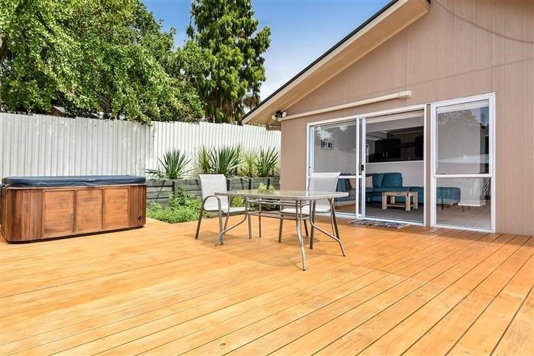 Photo of property in 2/44 Lilburn Crescent, Massey, Auckland, 0614