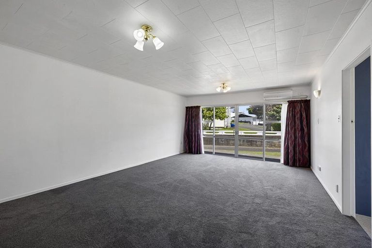 Photo of property in 1/12 Ambury Place, Merrilands, New Plymouth, 4312