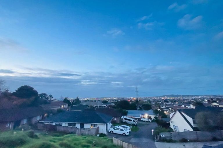 Photo of property in 23 Bartells Drive, Goodwood Heights, Auckland, 2105