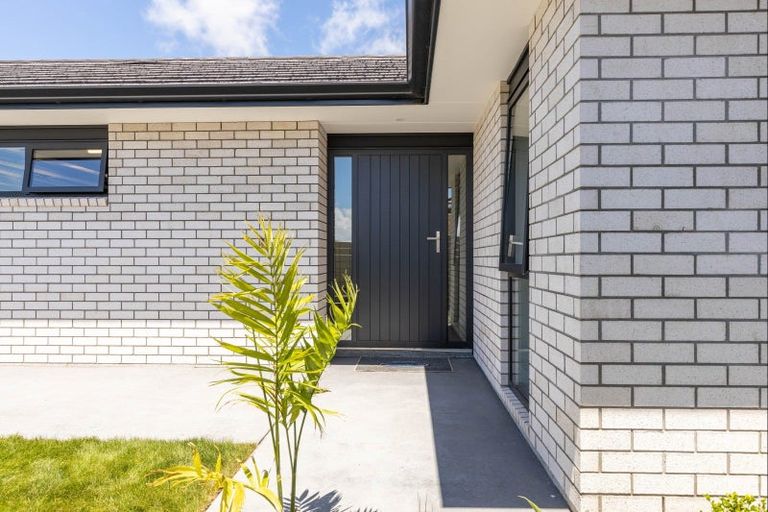 Photo of property in 8 Oakmont Crescent, Waiwhakaiho, New Plymouth, 4312