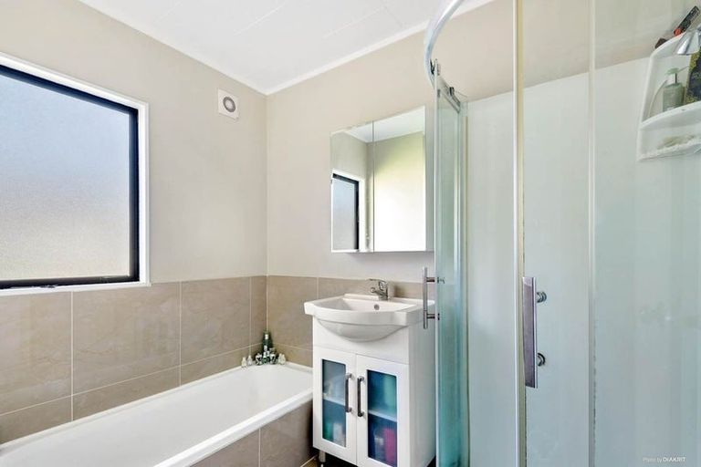 Photo of property in 23 Riverton Drive, Randwick Park, Auckland, 2105