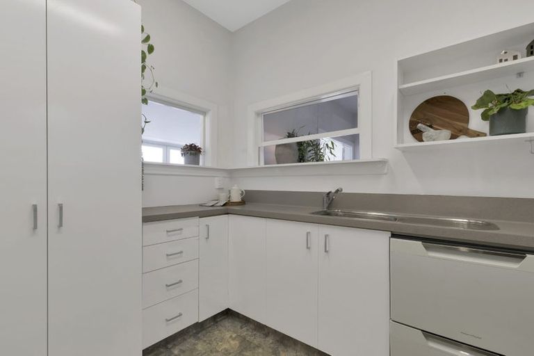 Photo of property in 92 Dyers Pass Road, Cashmere, Christchurch, 8022