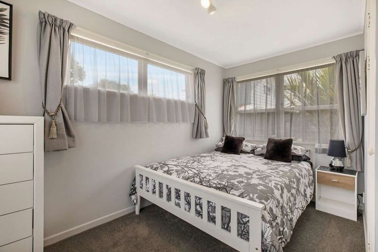 Photo of property in 27 Blanes Road, Weymouth, Auckland, 2103