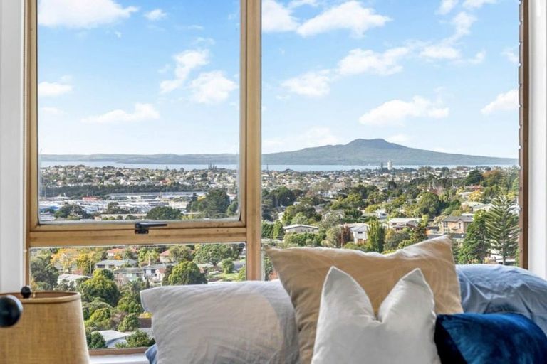 Photo of property in 611b Glenfield Road, Totara Vale, Auckland, 0629