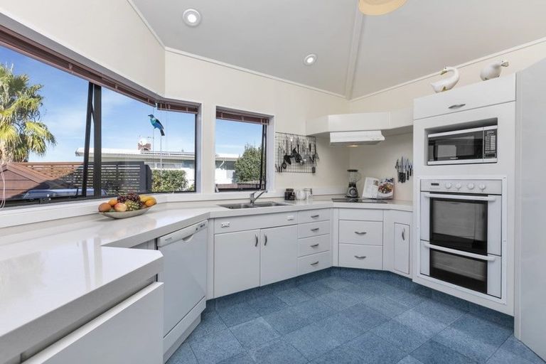 Photo of property in 1/70 Ocean View Road, Northcote, Auckland, 0627