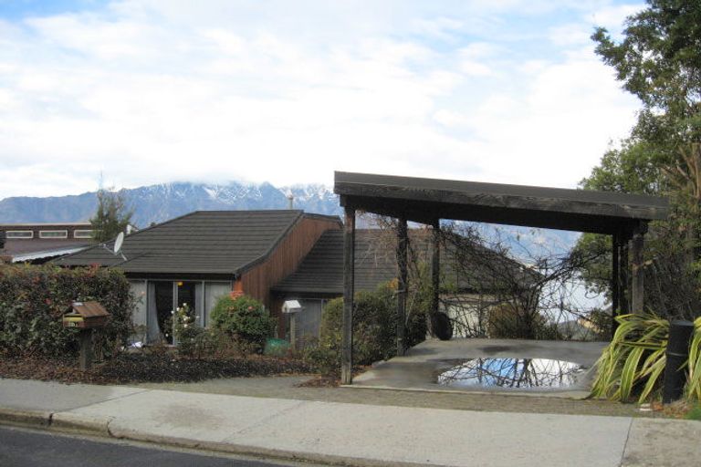 Photo of property in 35a Wynyard Crescent, Fernhill, Queenstown, 9300