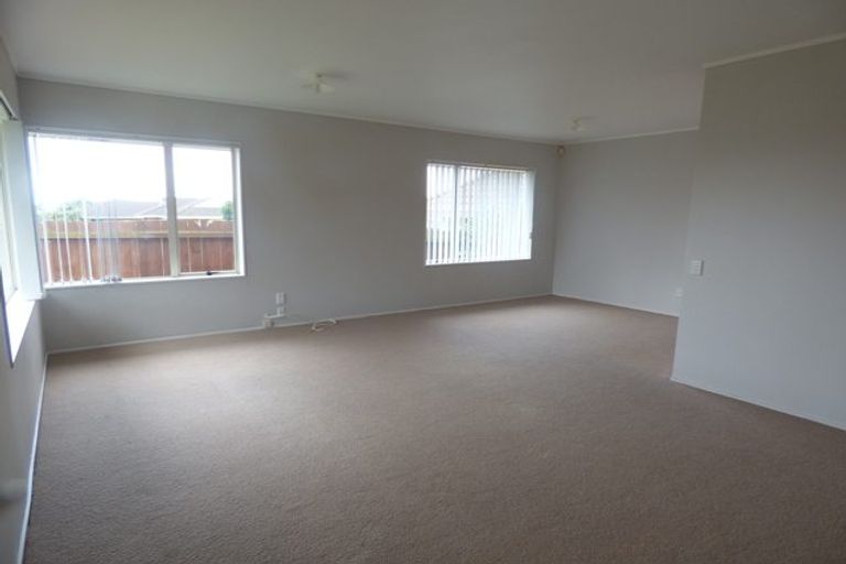 Photo of property in 1/2 Lowburn Place, Clover Park, Auckland, 2019