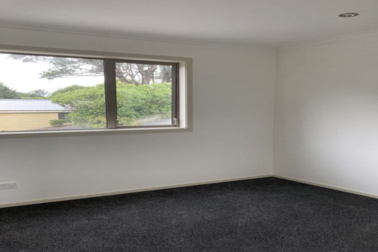 Photo of property in 4 Miles Crescent, Newlands, Wellington, 6037