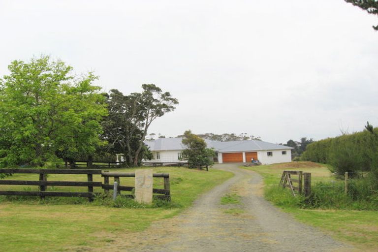 Photo of property in 80 Mahana Road, Waimauku, 0881