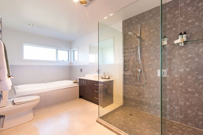 Photo of property in 84 Lake Panorama Drive, Henderson Valley, Auckland, 0612