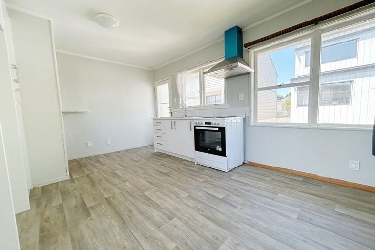 Photo of property in 2/90 Te Atatu Road, Te Atatu South, Auckland, 0610