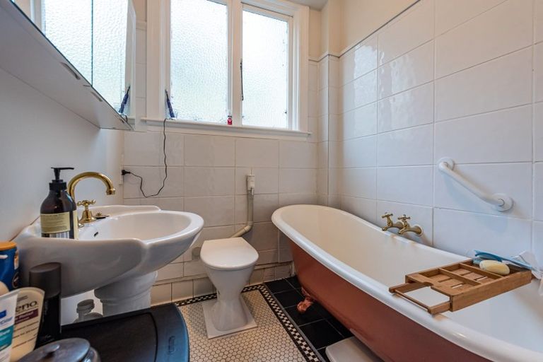 Photo of property in 2/246 Oriental Parade, Oriental Bay, Wellington, 6011