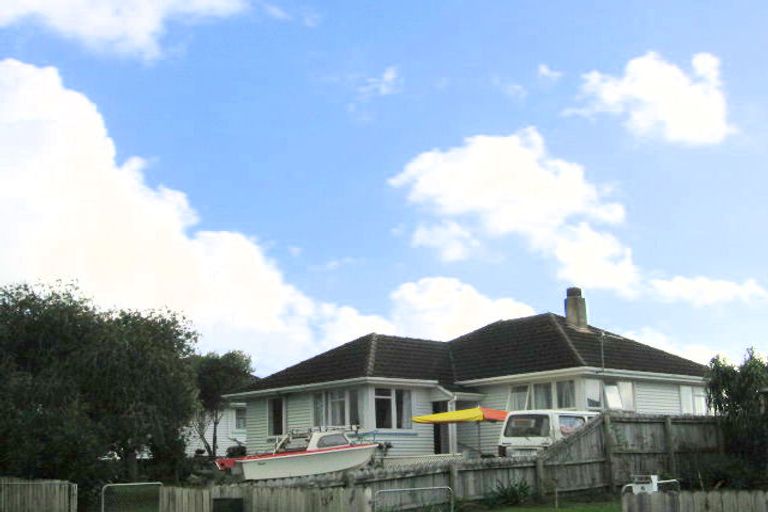 Photo of property in 2 Middlemore Crescent, Papatoetoe, Auckland, 2025