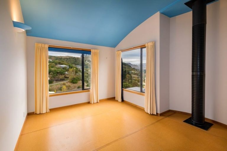Photo of property in 37 Cornwall Road, Lyttelton, 8082