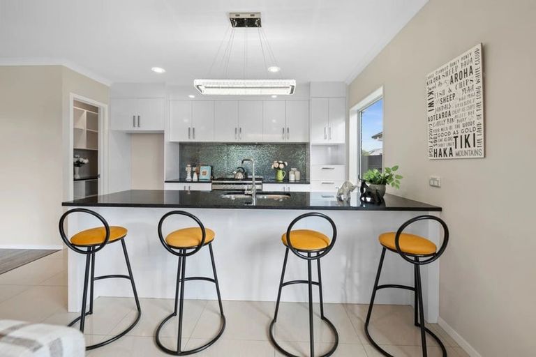 Photo of property in 5 Iwinuku Crescent, Wattle Downs, Auckland, 2103