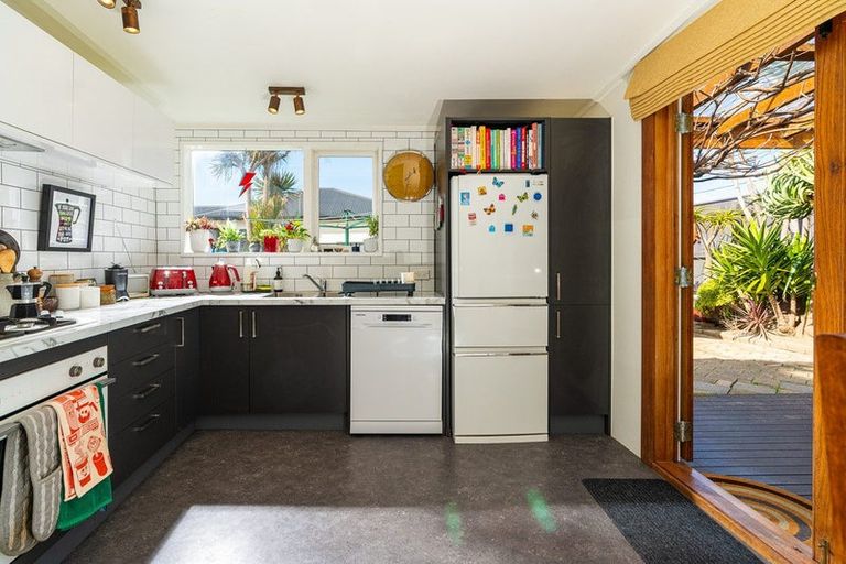 Photo of property in 187 Queens Drive, Lyall Bay, Wellington, 6022
