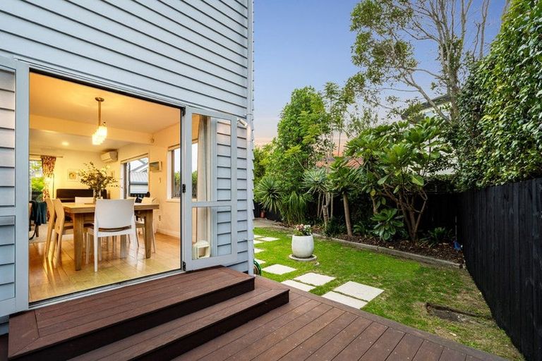 Photo of property in 2/7 Phillip Parade, Forrest Hill, Auckland, 0620