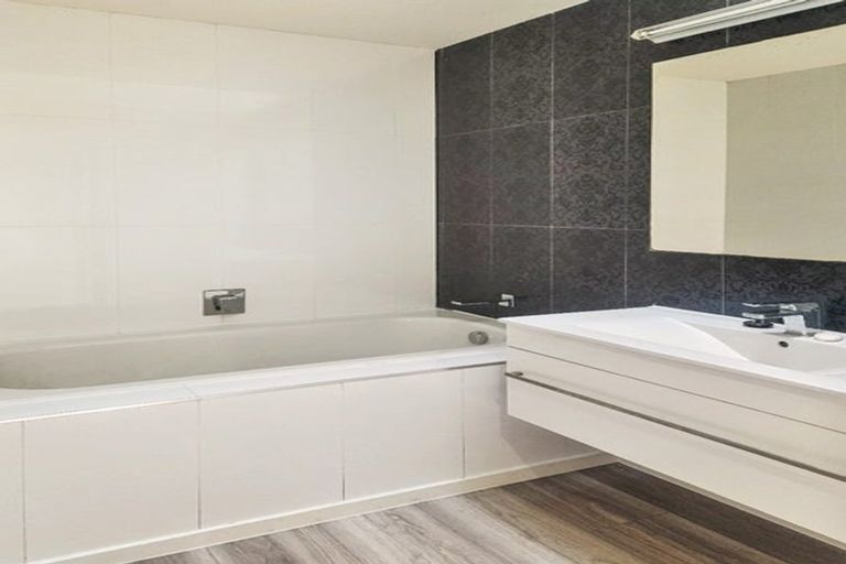 Photo of property in 32 Becker Drive, Weymouth, Auckland, 2103