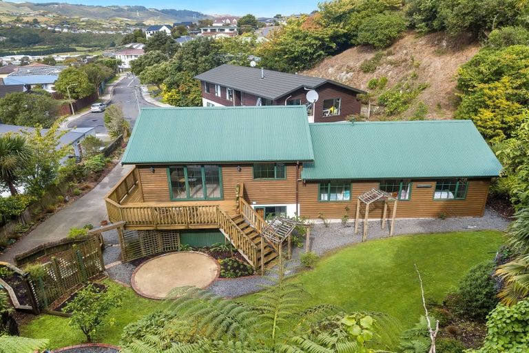 Photo of property in 11 Bishops Glen, Tawa, Wellington, 5028