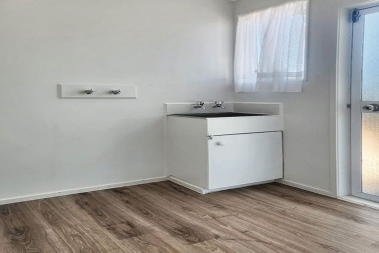 Photo of property in 1/5 Myna Place, Weymouth, Auckland, 2103