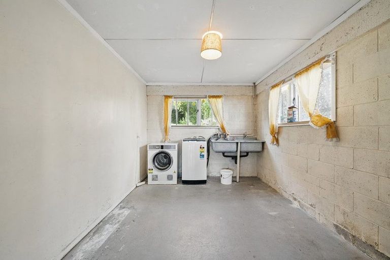 Photo of property in 18 Millbrook Road, Henderson, Auckland, 0612