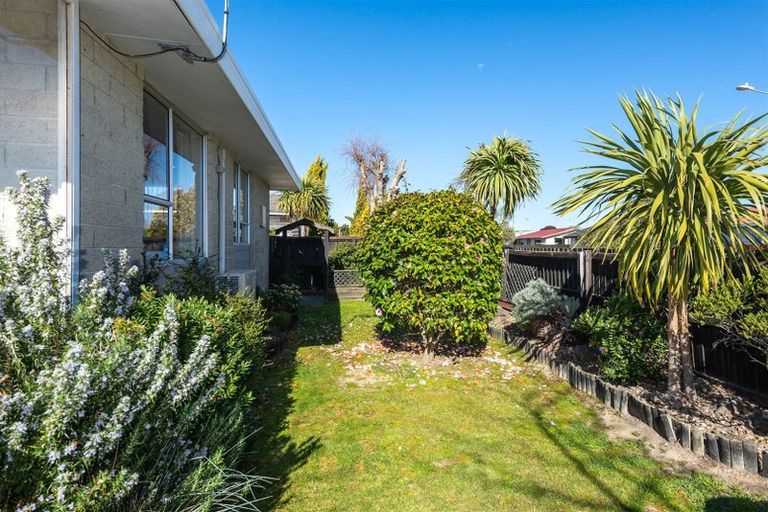 Photo of property in 8a Tamarisk Place, Parklands, Christchurch, 8083