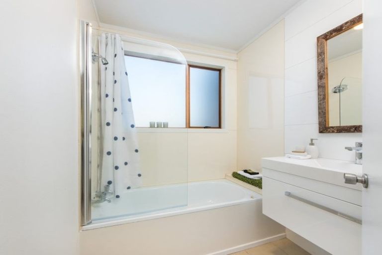 Photo of property in 53 Island Bay Road, Beach Haven, Auckland, 0626