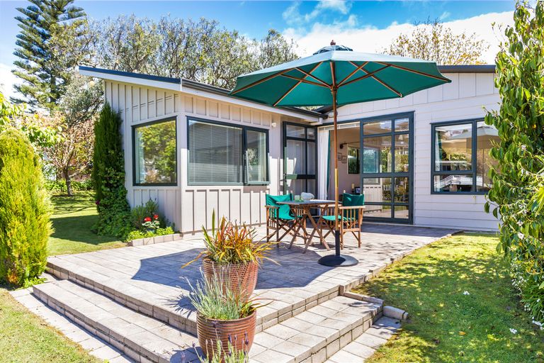 Photo of property in 2 Earle Place, Acacia Bay, Taupo, 3330