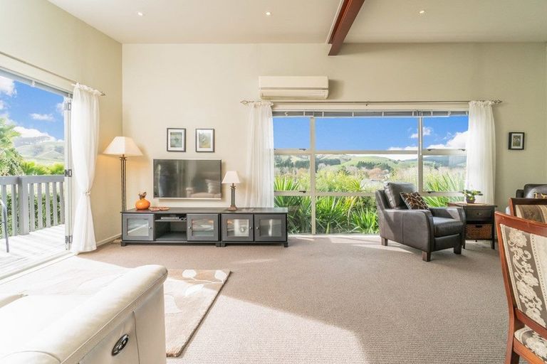 Photo of property in 7 Empressa Heights, Helensville, 0800