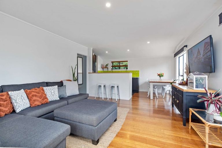 Photo of property in 2/10 Jarrah Place, Massey, Auckland, 0614