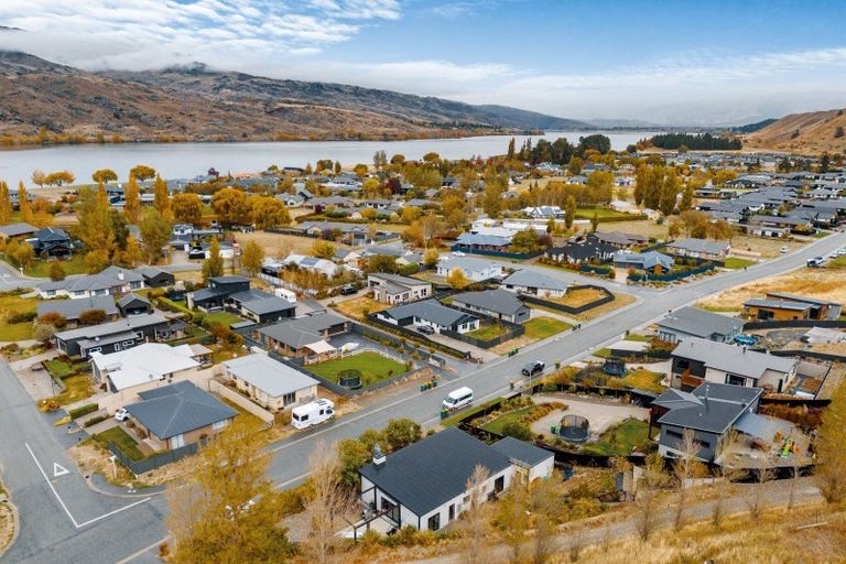 Photo of property in 77 Stratford Drive, Mount Pisa, Cromwell, 9383