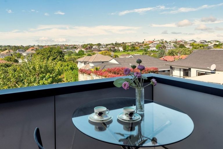 Photo of property in 2/5 Perendale Close, Somerville, Auckland, 2014