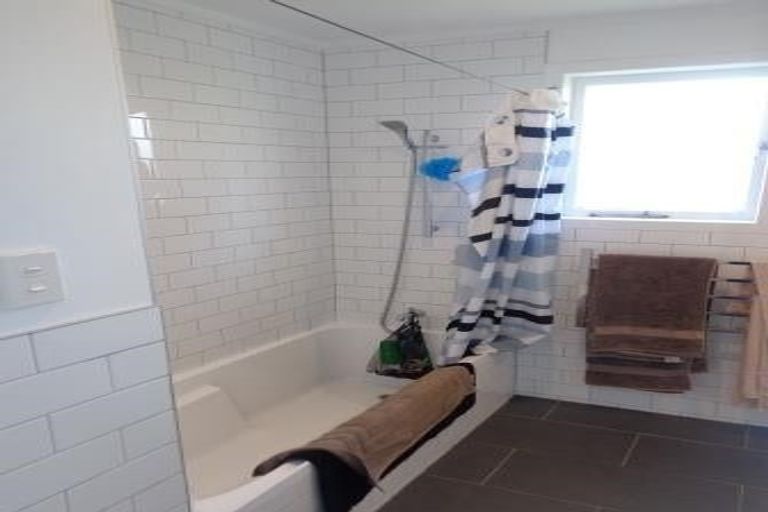 Photo of property in 18 Enderby Drive, Te Atatu Peninsula, Auckland, 0610