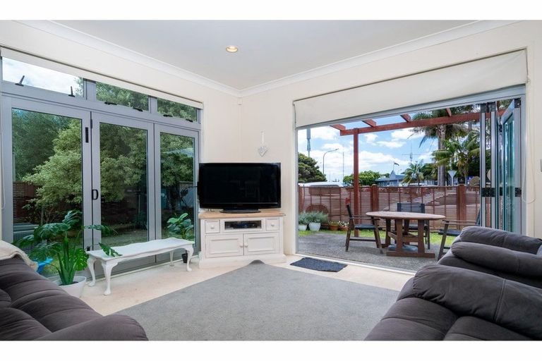 Photo of property in 11l Clearwater Cove, West Harbour, Auckland, 0618
